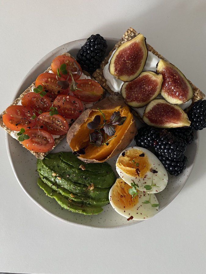 Plato con alimentos frescos y equilibrados